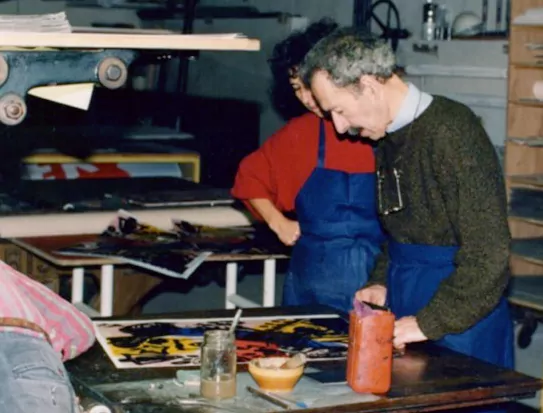 Joan Jorda à l'atelier Pousse Caillou, en train de signer une des lithographies imprimées à l'atelier