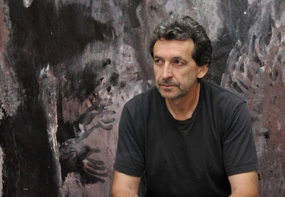 Portrait photographique de l'artiste peintre catalan Patrick Loste, prise dans son atelier